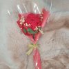 hecha a mano rosa de crochet roja