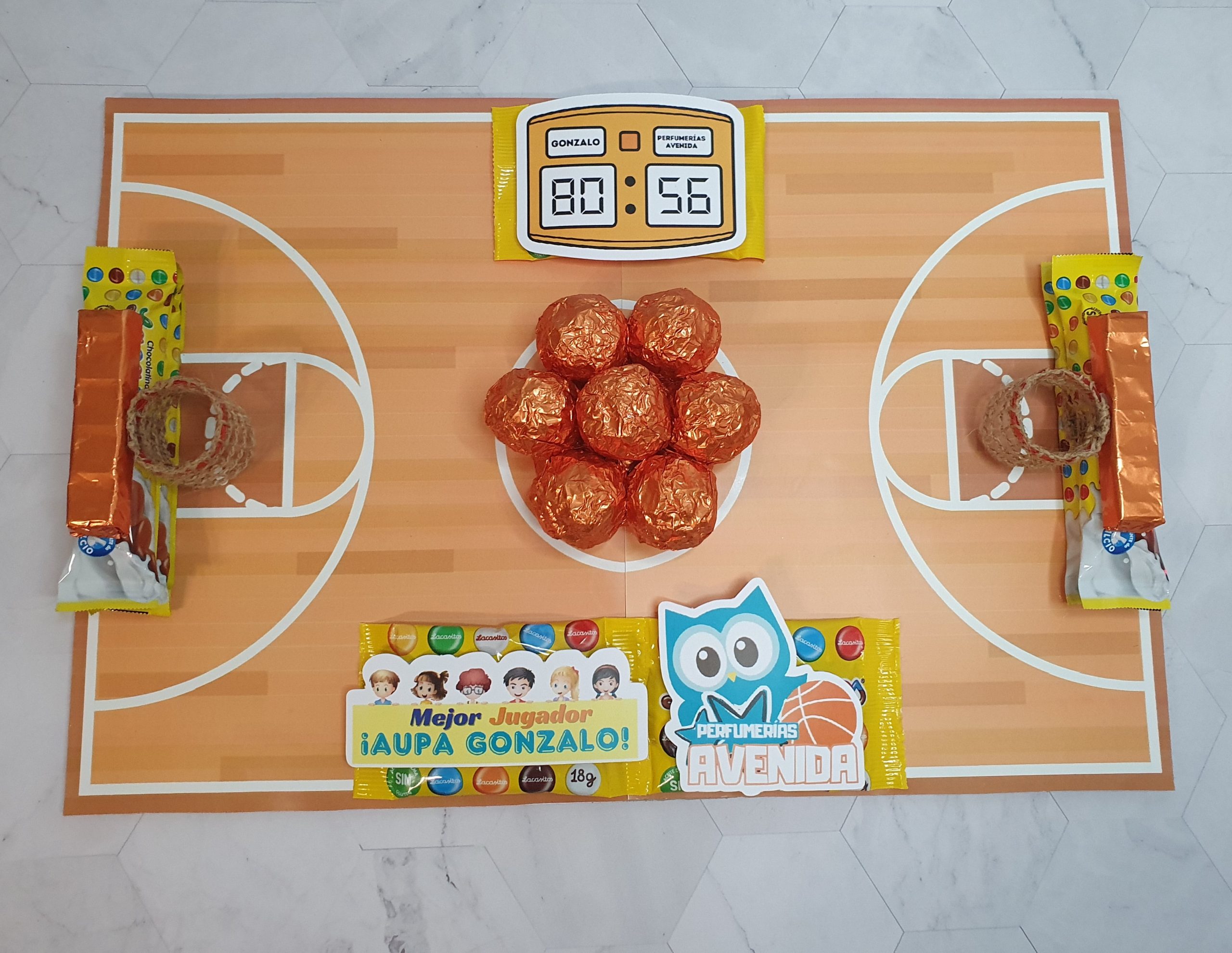 20231220_192314 tarta temática chocolatinas personalizada