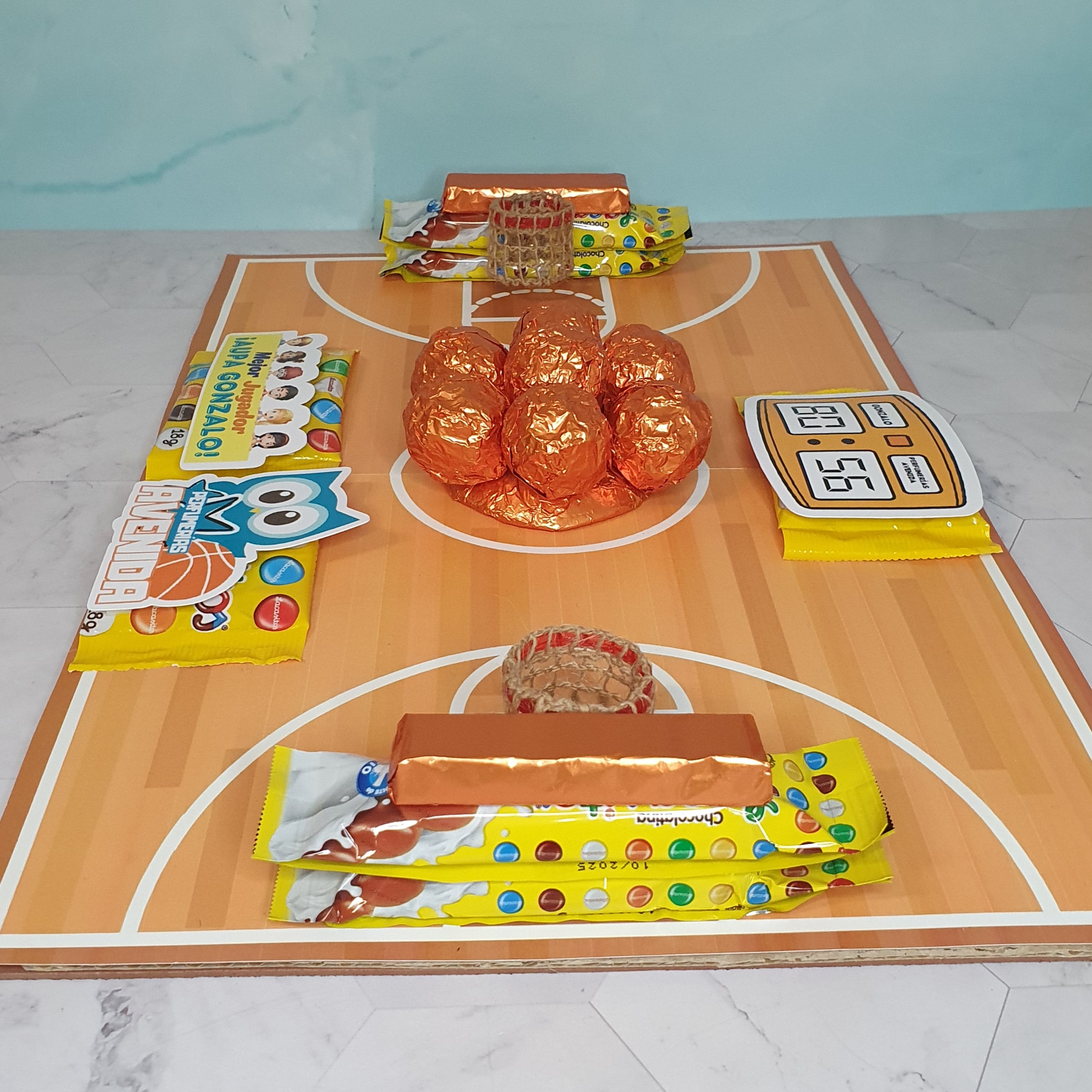 20231220_192341 tarta temática chocolatinas personalizada