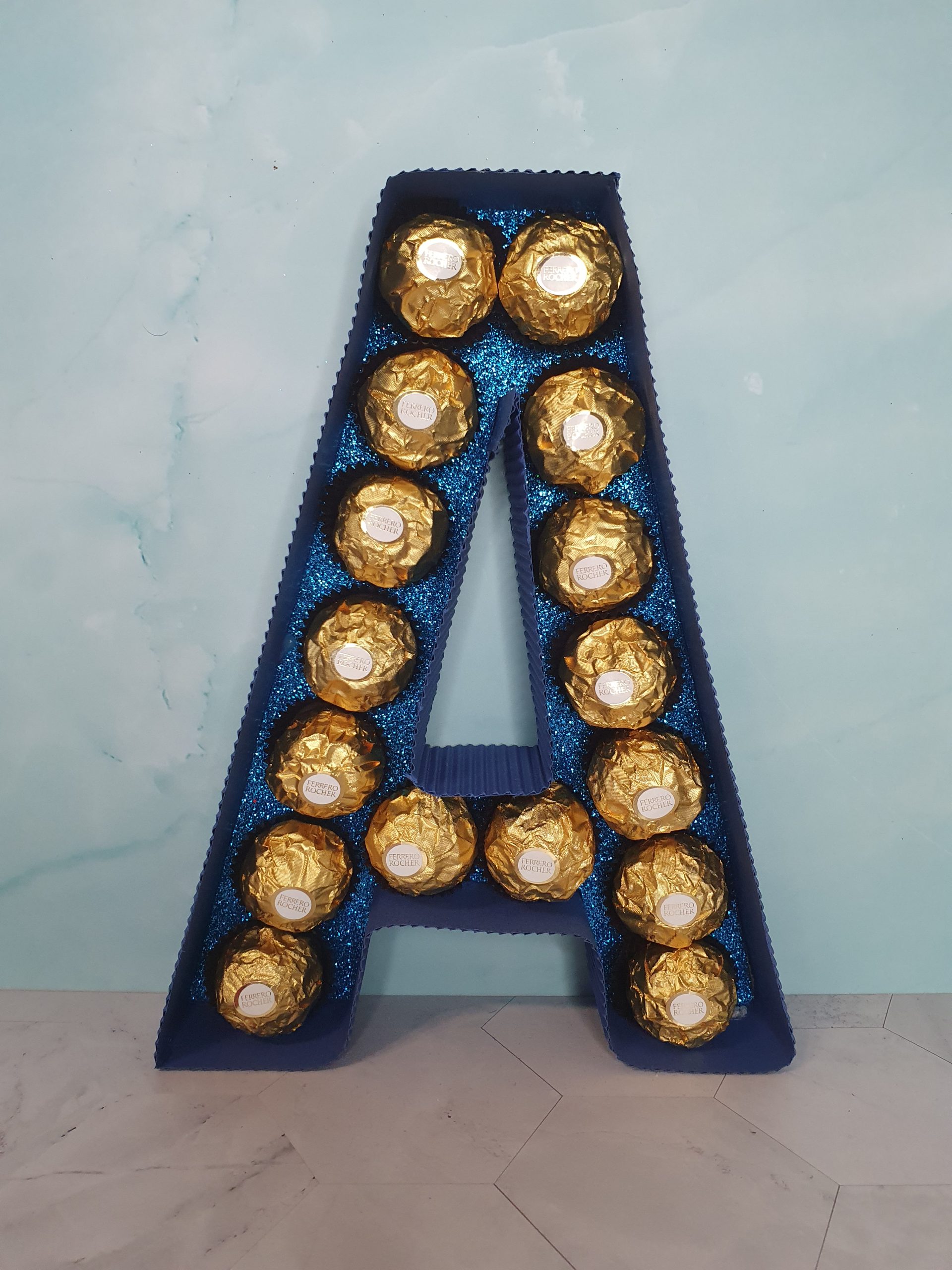 20240107_100914 letra inicial con bombones personalizada